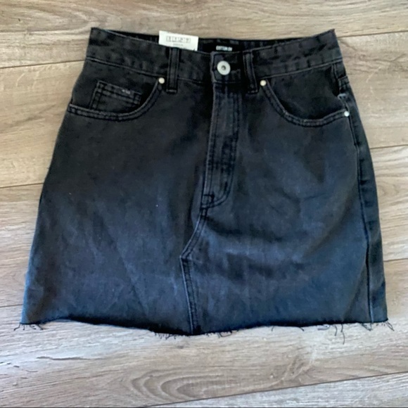 NWT Cotton On Classic Denim Skirt Super Washed Black Distressed Hem SIZE 4 (US) - Picture 7 of 9